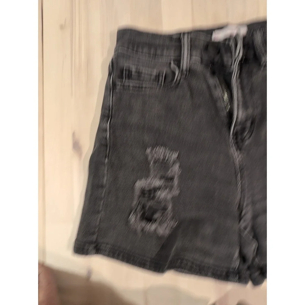 SO High Rise Boyfriend Midi Distressed Shorts Women's 1/25W Black‎